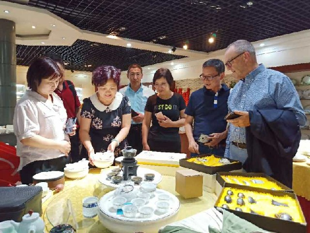副会长王志勇陪同瑞士客商访问考察峰峰陶瓷